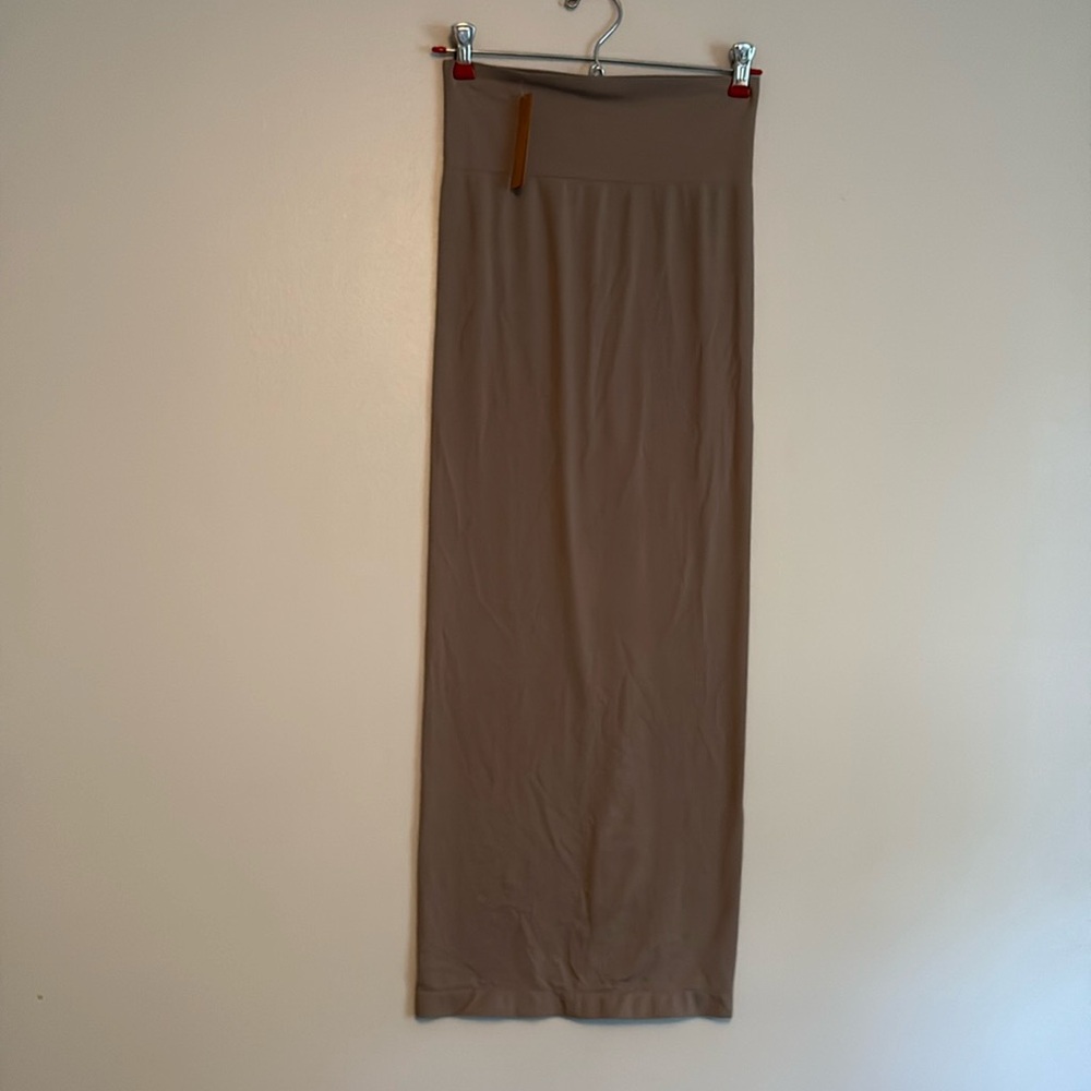 SKIMS Seamless Smoothing Skirt, Size Medium, Color-Smoke, NWT